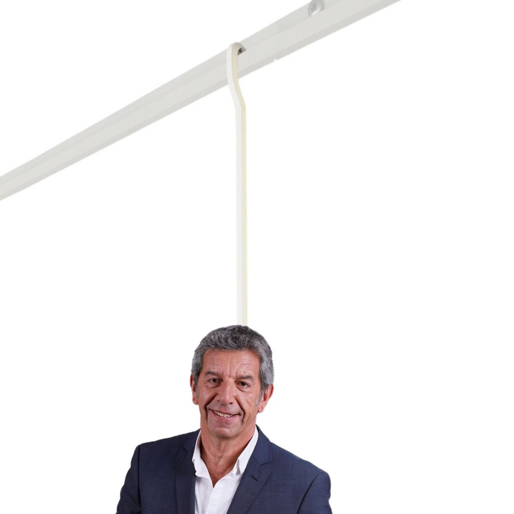 Michel Cymes sur une cimaise