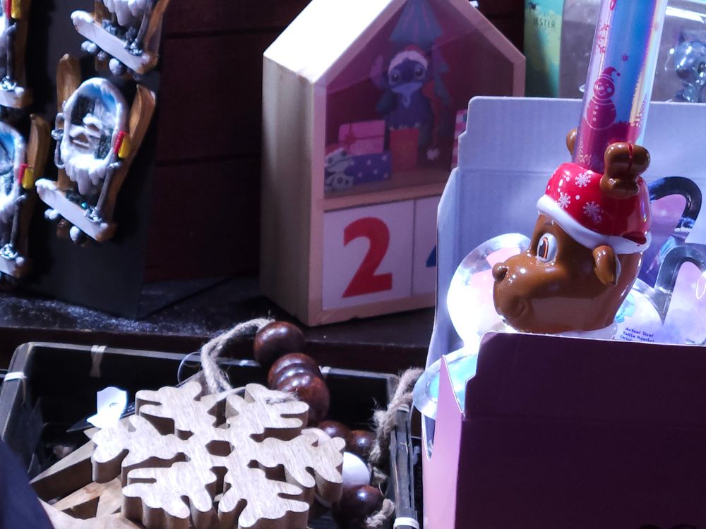 Une décoration de Noël avec un 2 en Gill Sans