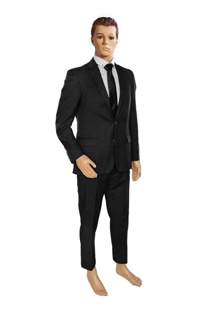 Un mannequin de vitrine représentant un homme en costume la tête équilibrée entre anguleuse et ronde avec une coupe brune absolument standard.