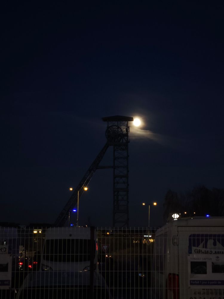 Le chevalement de l’ancien fosse minière de Lievin devant un très beau clair de lune mais à Liévin pas à Maubeuge