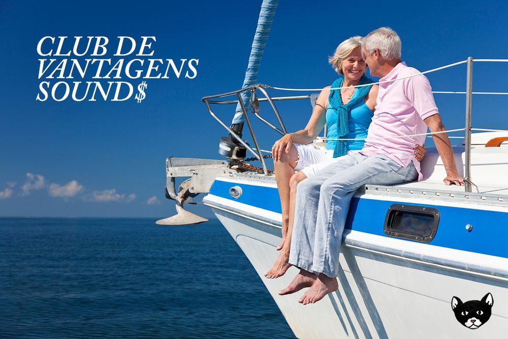 casal na melhor idade curtindo a vida num luxuoso iate em alto mar em um dia ensolarado escrito CLUB DE VANTAGENS SOUND$ em cima