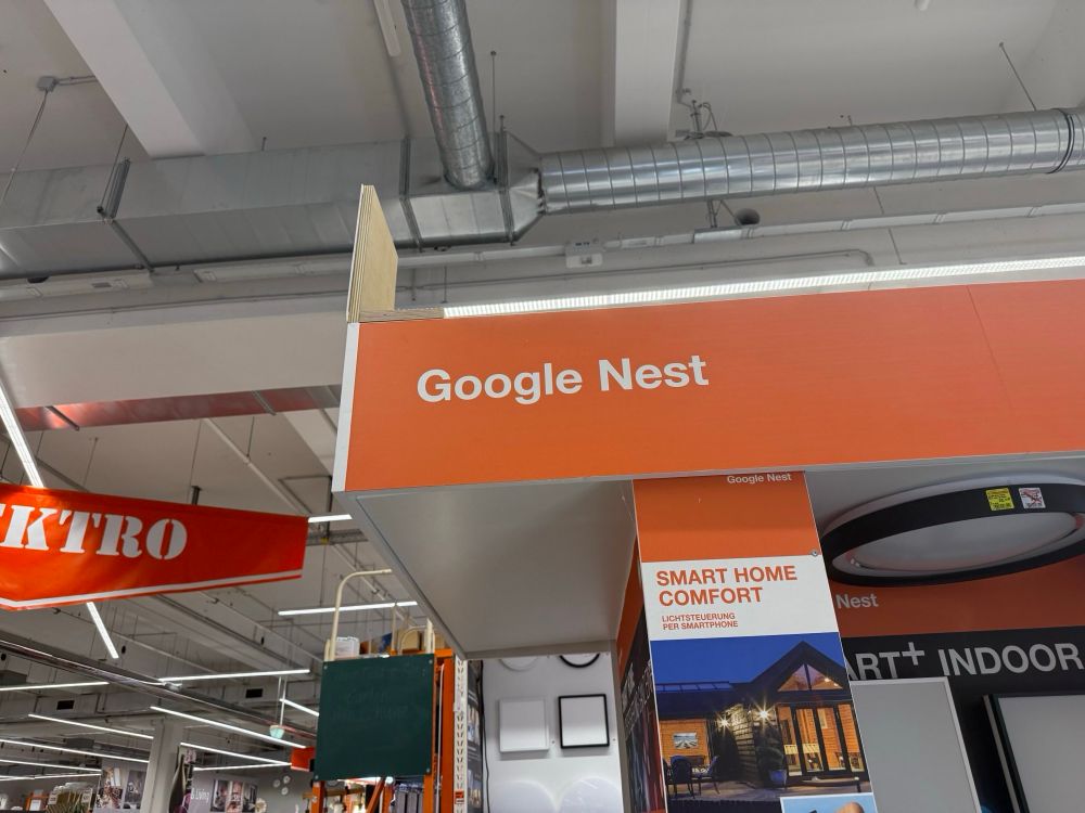 Ein Stand mit der Aufschrift „Google Nest“ im Bauhaus am Hermannplatz, Berlin