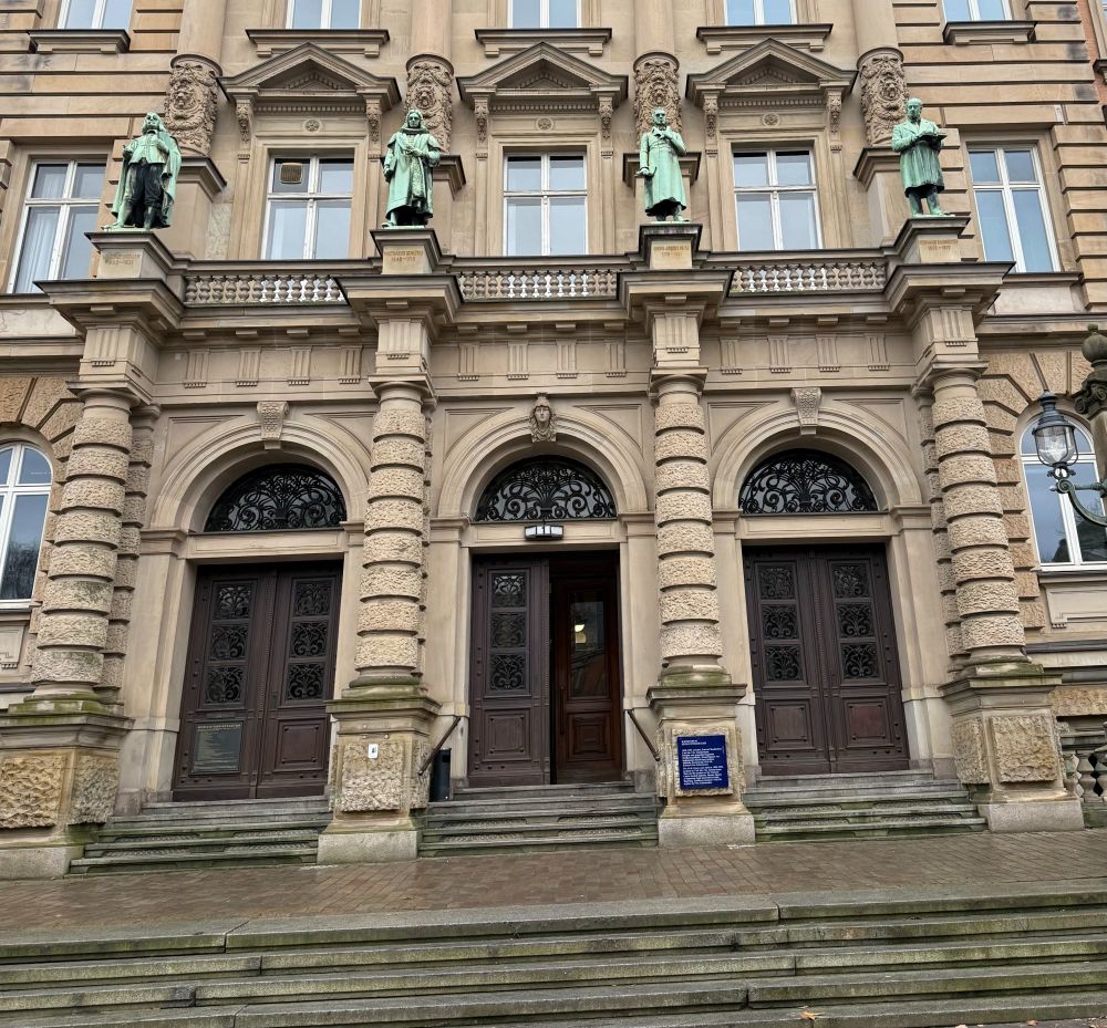 Foto vom Landgericht Hamburg, frontal, Haupteingang.