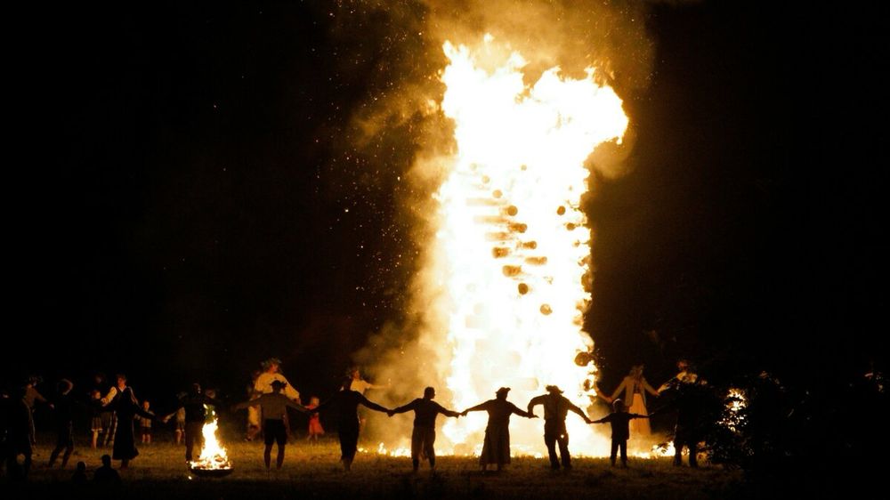 Rund 80 deutsche Neonazis feiern in Tschechien Sonnen­wende, singen Hitlerjugend-Lieder und beschwören das „germanische Volk“. Auch AfD-nahe Politiker sind dabei. Die taz war vor Ort.