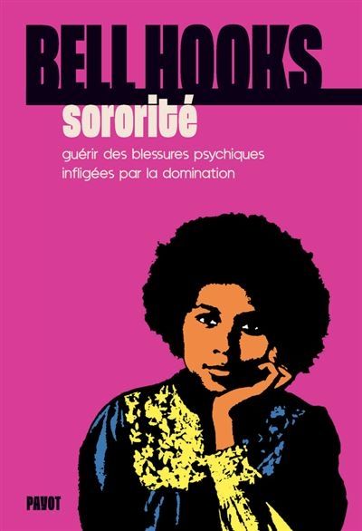 Couverture de "Sororité" : portrait dessiné de bell hooks, accoudée et affichant un air bienveillant, sur fond rose. 
