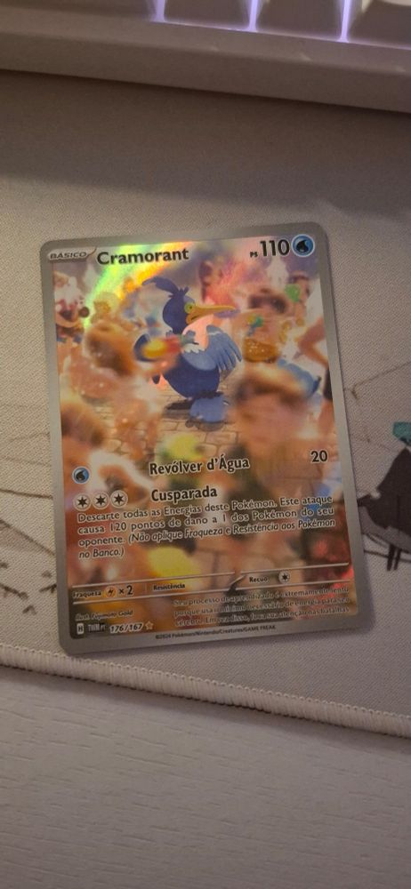 Carta rara do pokemon cramorant, na qual ele está rodeado de crianças brincando