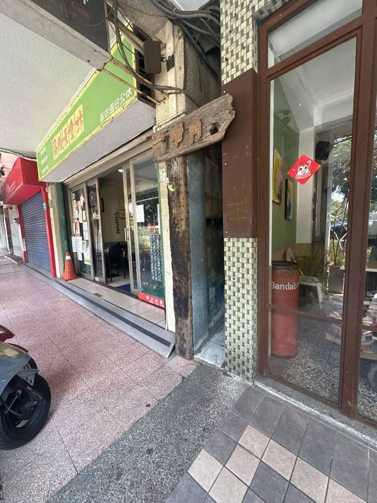 A 38cm gap between buildings becomes the cafes iconic “narrow door”