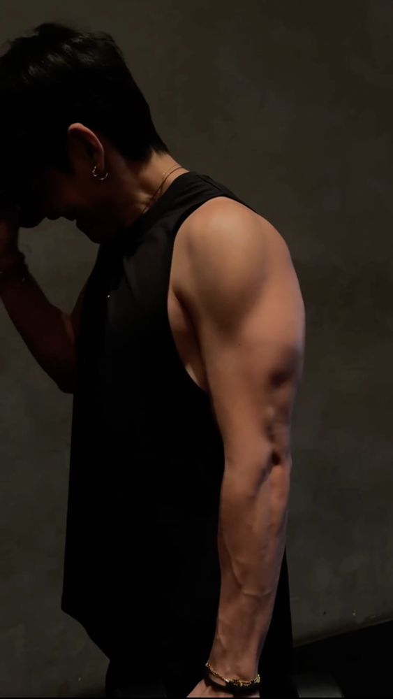 V from BTS doing disgraceful and unlawful bicep curls 