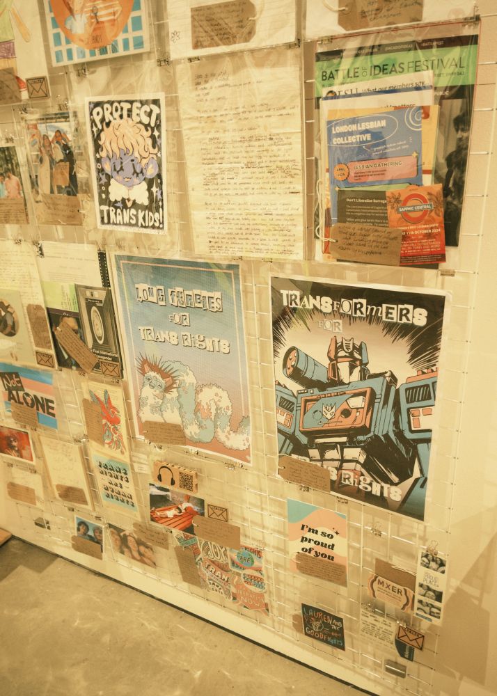 いろんなトランスプライドに関するポスターが貼られてる展示の写真。