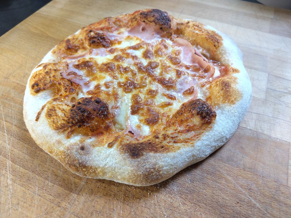 Pizza frisch aus dem Ofen