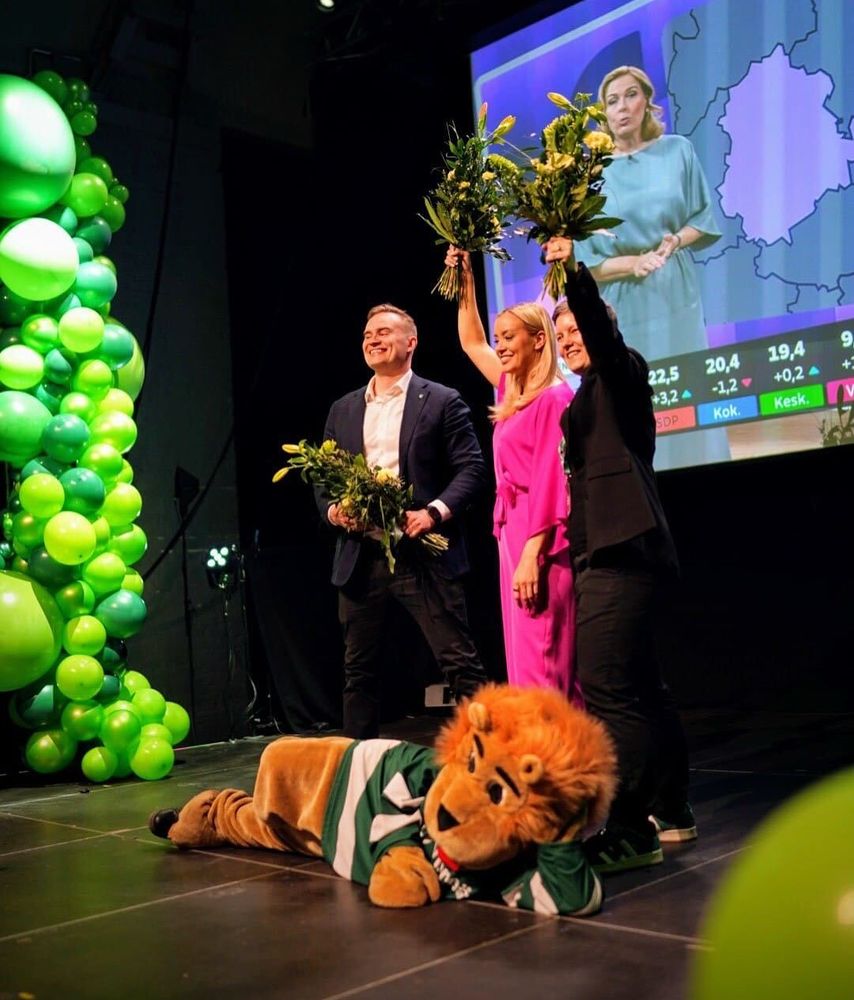 Atte, Sofia, Anna ja Leevi-leijona Korjaamon lavalla.