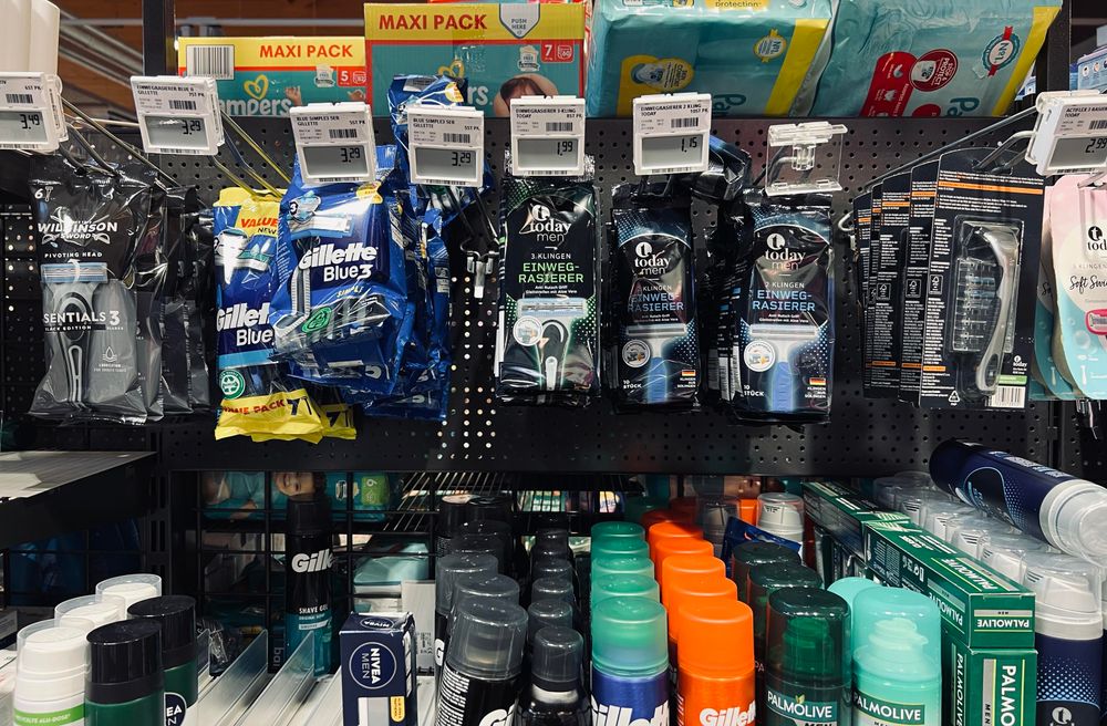 Supermarktregal voller Einwegrasierer, aber ohne Ersatzklingen. 