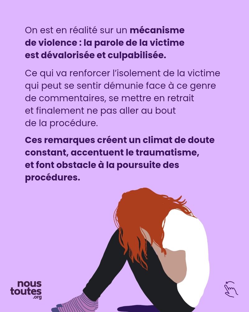 Sur cette quatrième diapositive, on trouve un texte en trois paragraphes, écrits en petit et violet, et une illustration en dessous. 
Le premier paragraphe tient en une phrase : "On est en réalité sur un mécanisme de violence : la parole de la victime est dévalorisée et culpabilisée". À partir du mot mécanisme, tout est en gras.
Le deuxième paragraphe est le suivant : "Ce qui va renforcer I'isolement de la victime qui peut se sentir démunie face à ce genre de commentaires, se mettre en retrait et finalement ne pas aller au bout de la procédure."
Enfin, entièrement en gras, le troisième paragraphe : "Ces remarques créent un climat de doute constant, accentuent le traumatisme, et font obstacle à la poursuite des procédures."
En bas de diapositive, une personne est assise au sol, la tête dans les genoux. Elle porte un pantalon noir et un t-shirt blanc, des chaussettes rayées. Ses cheveux roux sont longs et ébouriffés, son dos arrondi.

