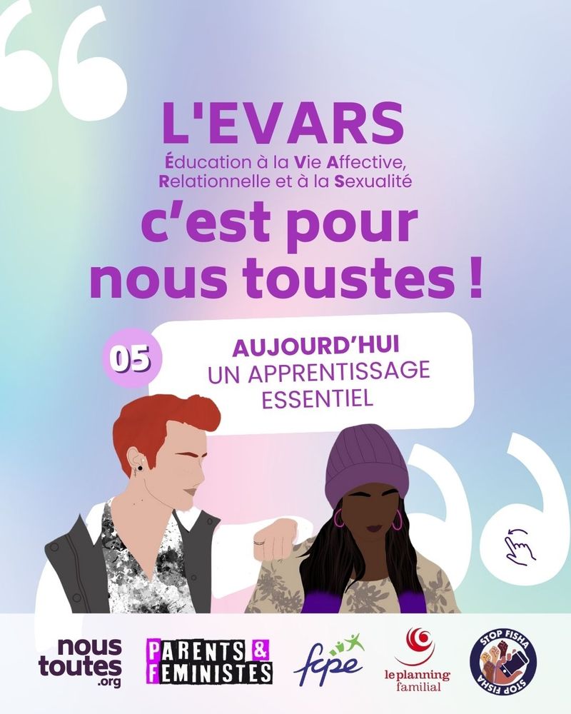 Toutes les diapositives sont sur un fond pastel qui peut passer du bleu clair, bleu foncé, violet ou rose. 
Sur la première diapositive, il y a 4 logos en plus de celui de Noustoutes qui prend toute la dernière bande de la diapositive, avec un fond bleu clair, Le logo de “parents et féministes” en lettres capitales. Les initiales P et F, ainsi que le sigle & sont sur un fond violet, les autres sur fond noir. Puis vient le logo de FCPE, il est écrit en lettres minuscules liées en bleu foncé et des symboles en vert clair, représentant des personnages semblent naître de la lettre C et s’envoler. Puis vient le logo du planning familial en rouge, au-dessus du texte écrit en lettres minuscules “le planning familial” apparaît une spirale partant d’un trait sourire vers la droite et finissant en une sorte de boule. Puis le logo de Stop FISHA qui représente une main qui tient un téléphone au premier plan et derrière 4 bras levés avec les mains fermées, de différentes couleurs pour noter la diversité.
La première diapositive est une citation car on peut noter des guillemets en haut à gauche et en bas à droite de la diapositive et d'une certaine grosseur. 
Le texte est écrit en violet en très gros. Il est centré horizontalement et presque verticalement. Sur la première ligne, nous avons “L’EVARS” écrit en lettres capitales, en dessous, écrit en beaucoup plus petit : “éducation à la vie affective, relationnelle et à la sexualité”, les initiales des mots sont écrits en gras : EVARS. 
Sur 2 lignes en dessous, grosse police, on peut lire :”C'est pour nous toutes” avec un point d'exclamation. 
Dans la partie inférieure, nous avons un dessin qui se constitue tout d'abord d'un texte dans un cadre blanc : “Aujourd’hui Un apprentissage essentiel”, en lettres capitales. Il est précédé d'un 5, écrit en blanc dans un cercle violet, permettant de déterminer que c’est le cinquième post concernant ce sujet. Le dessin représente 2 personnes qui semblent très amicales car la personne à gauche …