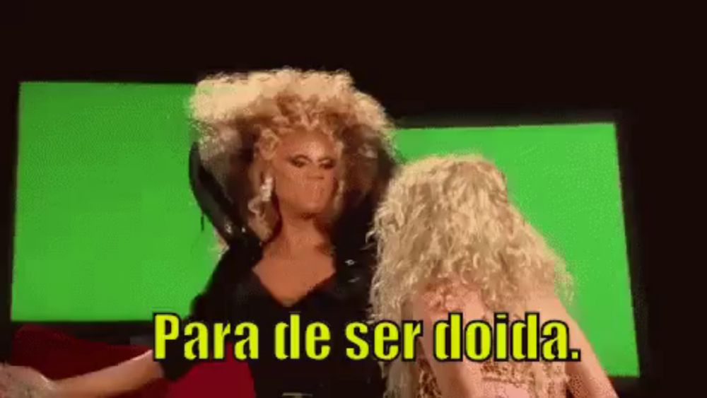 two women are dancing in front of a green screen and the words para de ser doida are on the screen