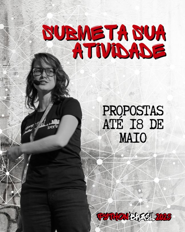 Fundo de parede grafitada sobreposta com grafo branco. 
"Submeta sua atividade" em vermelho
"Propostas até 18 de maio" em preto
Do lado esquerdo, a foto de uma mulher branca de cabelos ondulados até os ombros, camiseta e calças pretas. A mulher é Camila Maia palestrando na Python Brasil.