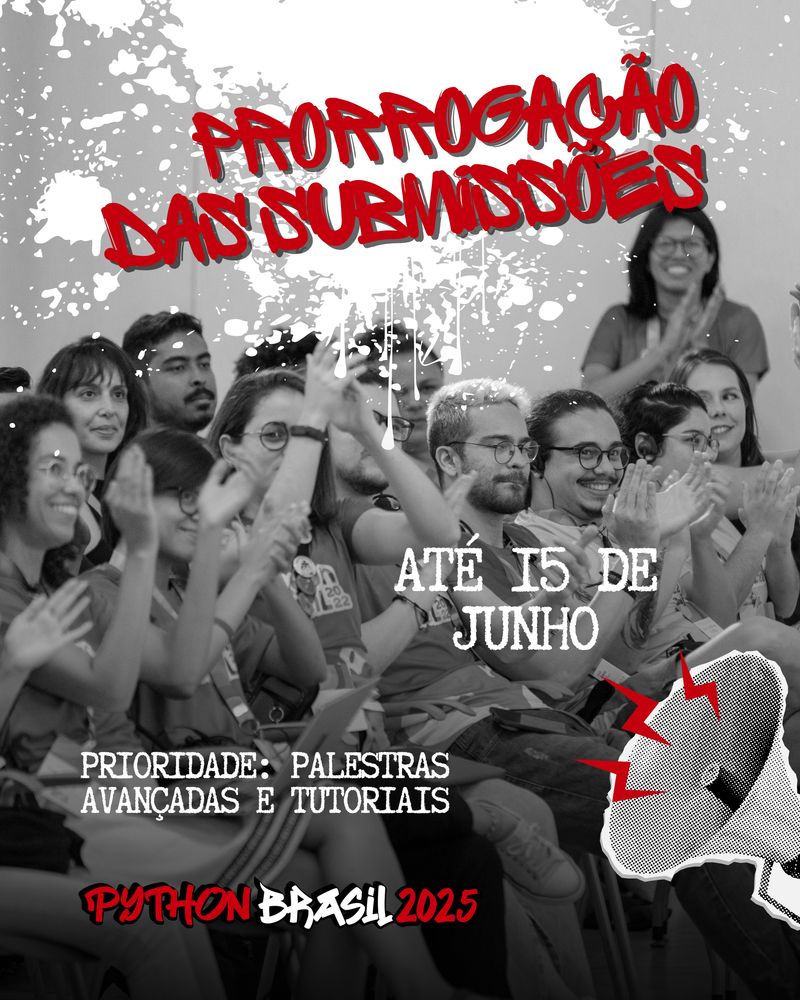 A imagem é um cartaz promocional anunciando a prorrogação das submissões para a Python Brasil 2025. O fundo da imagem é uma fotografia em preto e branco de um grupo animado de participantes da edição de 2022 do evento, aplaudindo e sorrindo.

Elementos de destaque:

    Na parte superior, sobre um fundo estilizado de tinta branca respingada, está o texto em vermelho com contorno preto:
    "PRORROGAÇÃO DAS SUBMISSÕES".

    Centralizado, em letras brancas grandes:
    "ATÉ 15 DE JUNHO".

    Logo abaixo, em letras menores e com tipografia de máquina de escrever:
    "PRIORIDADE: PALESTRAS AVANÇADAS E TUTORIAIS".

    No canto inferior direito, há um megafone estilizado com efeitos de som representados por raios vermelhos, reforçando a ideia de anúncio.

    Na parte inferior central, o logotipo do evento:
    "PYTHON BRASIL 2025", com "Python" em vermelho, "Brasil" em branco com estilo gráfico ousado, e "2025" em vermelho.