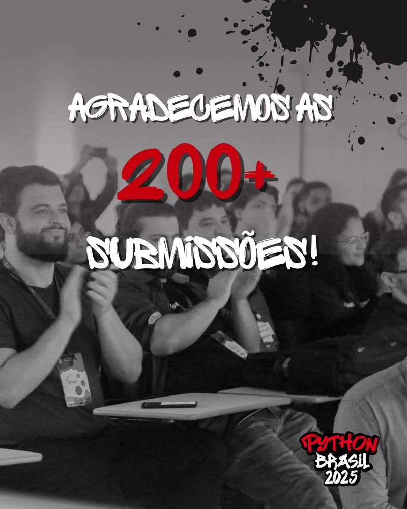 Fotografia em preto e branco de uma plateia aplaudindo ao fundo: essa fotografia foi tirada em 2023 na Python Brasil de Caxias do Sul.

Ao centro "agradecemos as 200 + submissões".

Logo da Python Brasil no canto inferior direito.