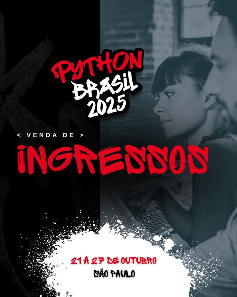 Imagem com fundo escuro em preto e branco, onde duas pessoas, um homem e uma mulher, olham a tela de um computador.
Logo da Python Brasil ao centro em vermelho e branco, "Ingressos" escrito numa fonte que lembra tinta vermelha.
Uma mancha de tinta branca embaixo, escrito "21 a 27 de outubro" em vermelho e "São Paulo - SP" em preto.