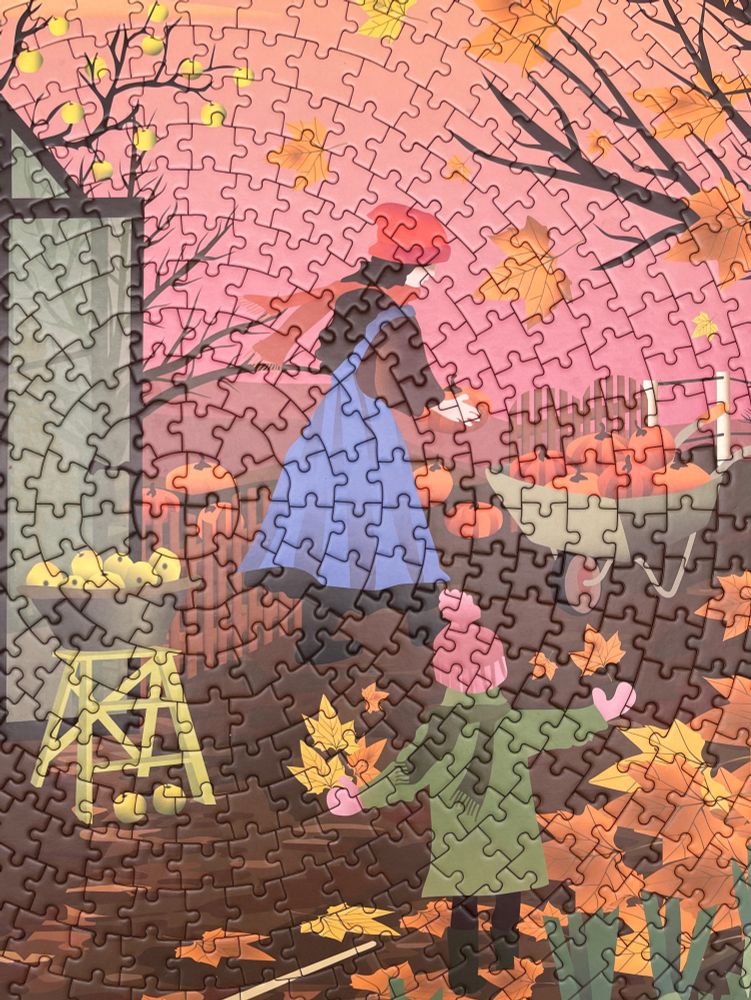 On voit de plus près la femme qui jardine