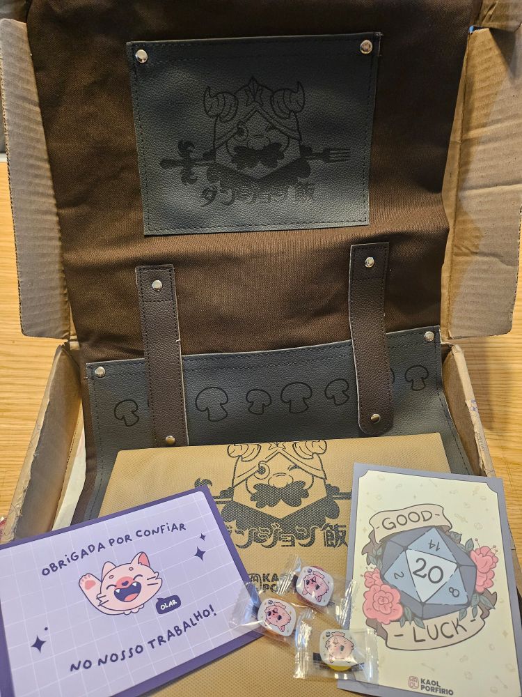 Avental de cozinha com a estampa do Senshi do anime Dungeon Meshi feito pela Kaol 