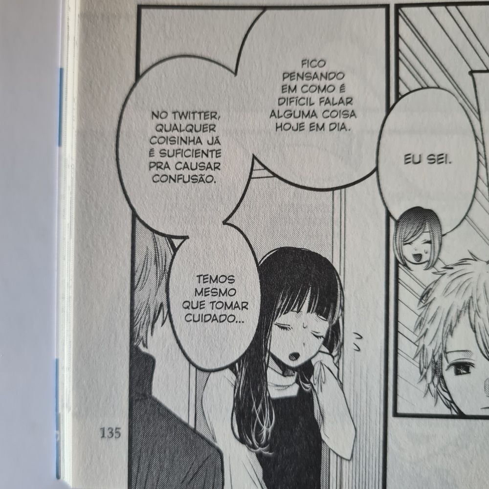 Página do terceiro volume do mangá [Oshi no Ko]. Na imagem, a personagem está comentando com um outro sobre o uso do Twitter. Os balões dizem ”Fico pensando em como é difícil falar alguma coisa hoje em dia. No Twitter, qualquer coisinha já é suficiente para causar confusão. Temos mesmo que tomar cuidado…”