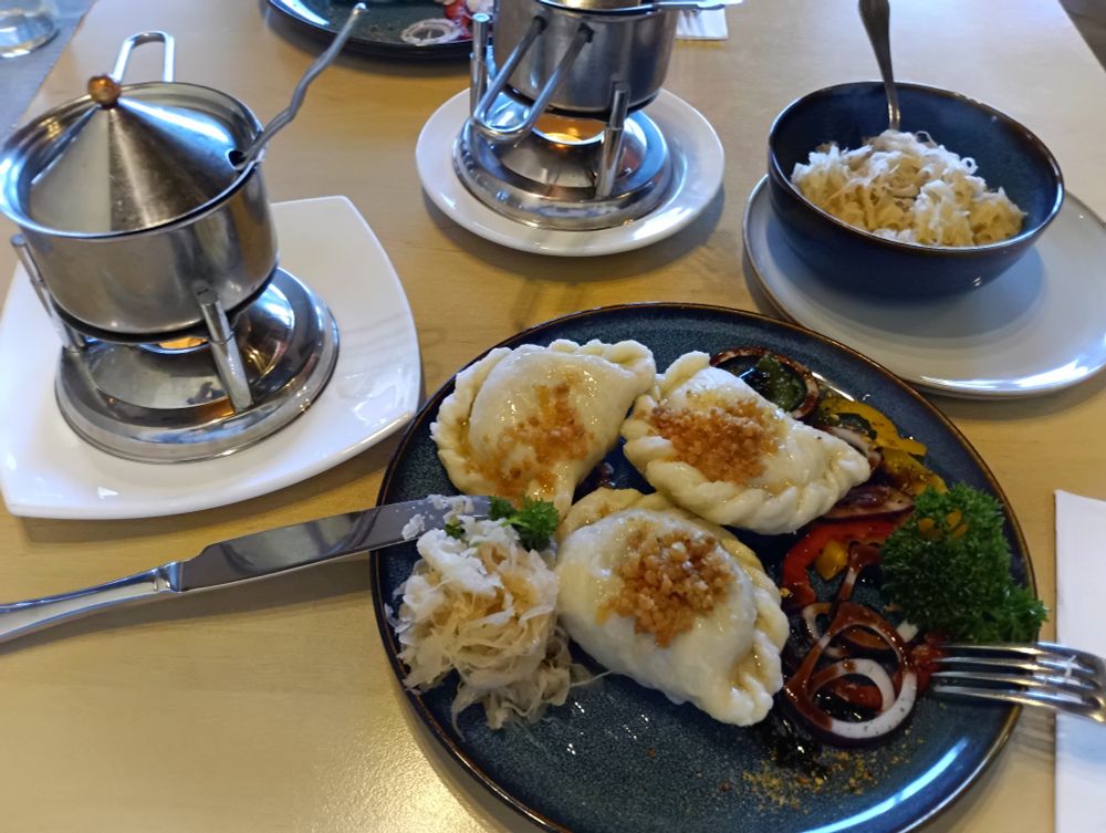 Fleischnudeln mit Sauerkraut.