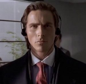 Christian Bâle qui écoute de la musique avec une mine très sérieuse