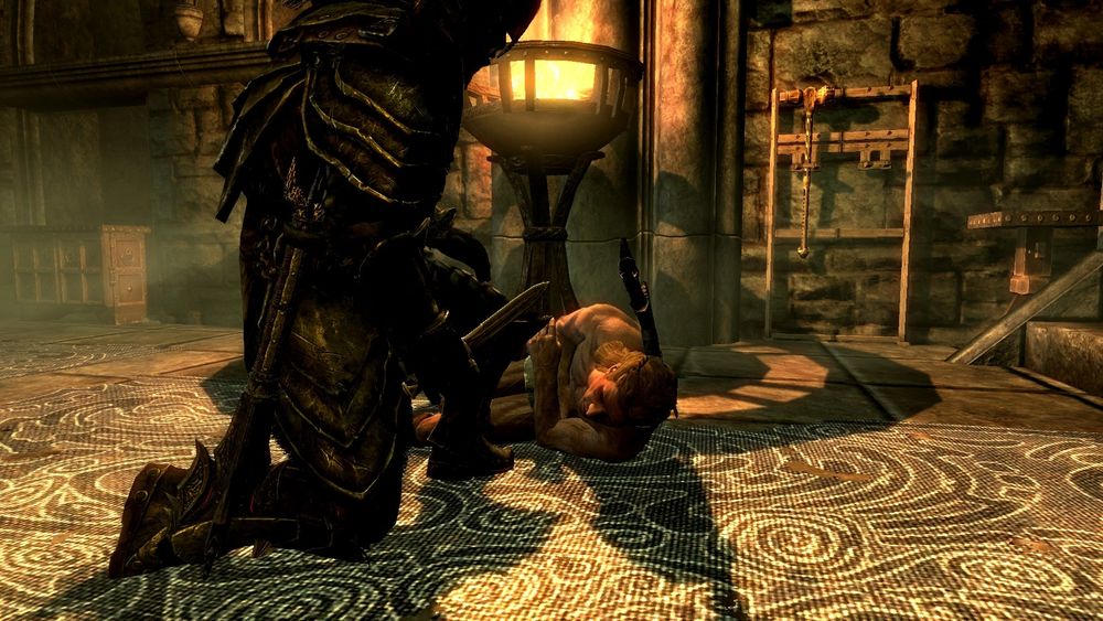 발가벗은 Sven이 쓰러져 있고, 그 앞에 Iron dagger를 쥔 오크가 있다.