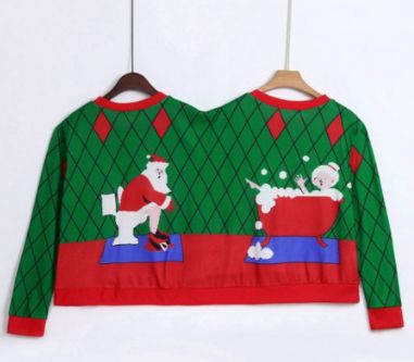 pull moche siamois de Noel de couple où le motif représente le père Noel est aux toilettes, pendant que la mère Noel prend un bain