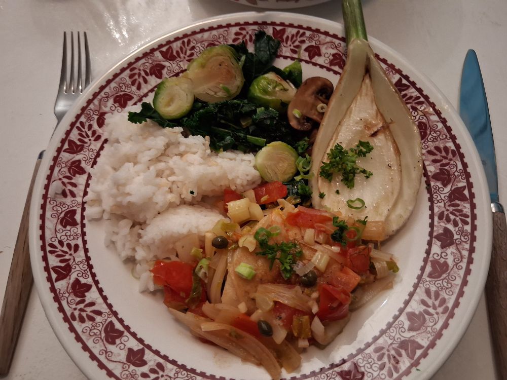 鱈のバター焼きに野菜のソース。
ケールとミニキャベツ、シャンピニオン。
大好きなフェンネルを炒め。