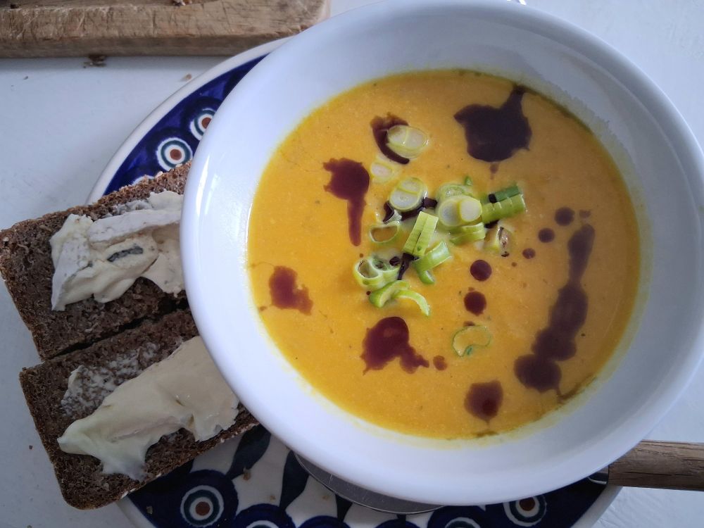 パンには、青カビチーズとカマンベールチーズ。
カボチャのスープに数滴のカボチャのオイル。味がオイルで変わる。