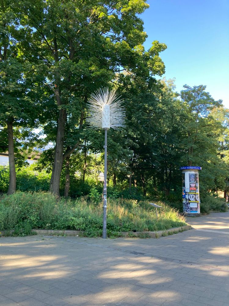 Ein Laternenmast mit überdimensioniertem Klobürsten-Kopf
