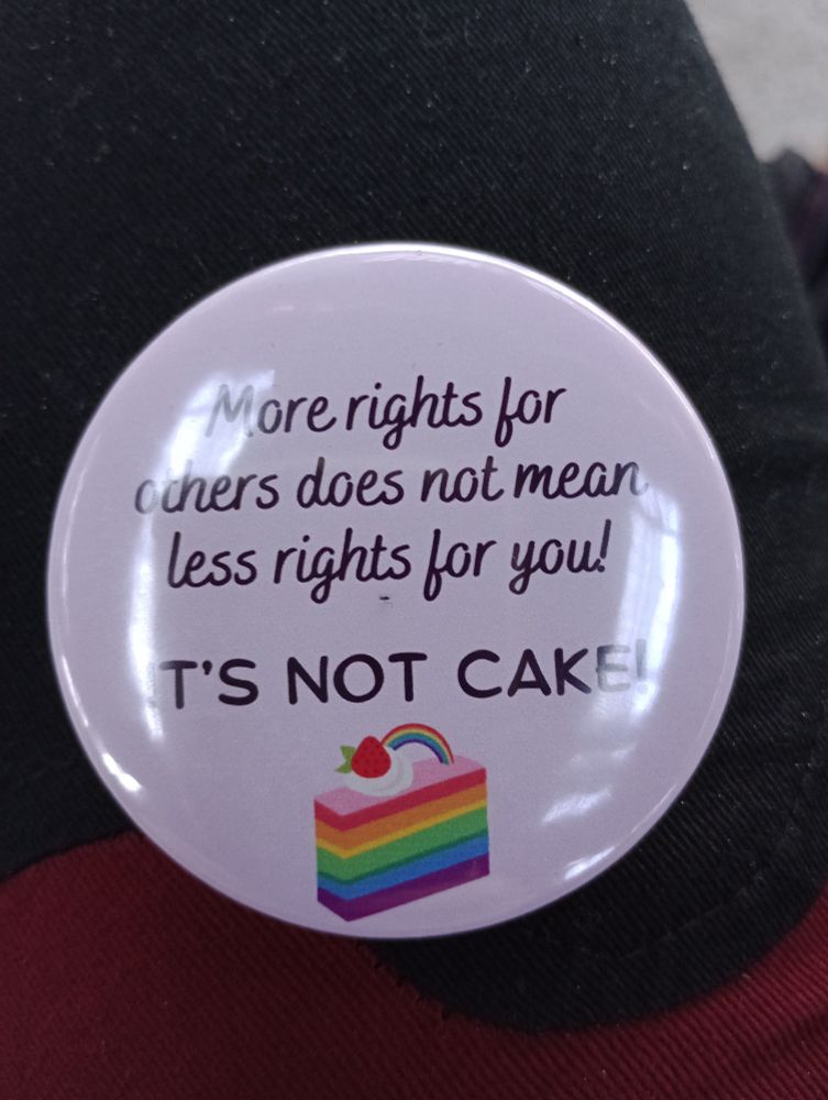 Ansteckbutton mit Regenbogenkuchen und Spruch: More rights for Others does Not mean less rights for you.It's Not Cake!