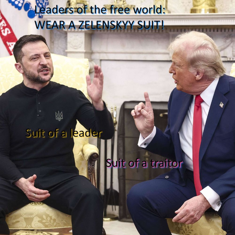 Das Bild zeigt den ukrainischen Präsidenten Wolodymyr Selenskyj und den ehemaligen US-Präsidenten Donald Trump in einem Gespräch. Selenskyj trägt ein schwarzes, legeres Outfit mit dem Wappen der Ukraine, während Trump einen dunkelblauen Anzug mit roter Krawatte trägt. Der Text auf dem Bild enthält politische Botschaften: Oben steht „Leaders of the free world: WEAR A ZELENSKYY SUIT!“ (Führer der freien Welt: TRAGT EINEN SELENSKYJ-ANZUG!). Neben Selenskyj steht „Suit of a leader“ (Anzug eines Anführers), während neben Trump „Suit of a traitor“ (Anzug eines Verräters) geschrieben ist