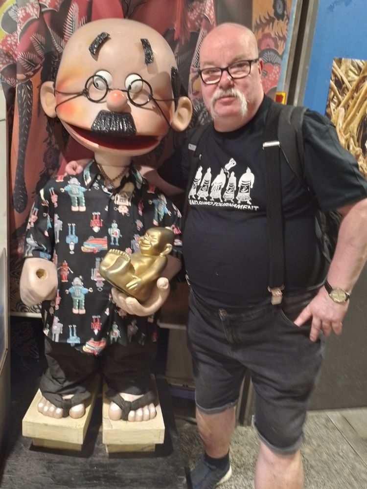 Puppe/Maskottchen und ich.
Wie Zwillinge?