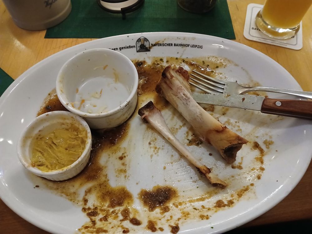 Alles aufgegessen, leerer Teller und Schaelchen. Nur Knochen uebrig.