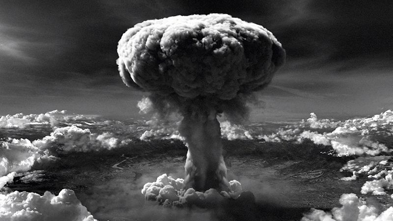 Champignon atomique au dessus de la ville d'Hiroshima prise de puis le bombardier Enola Gay