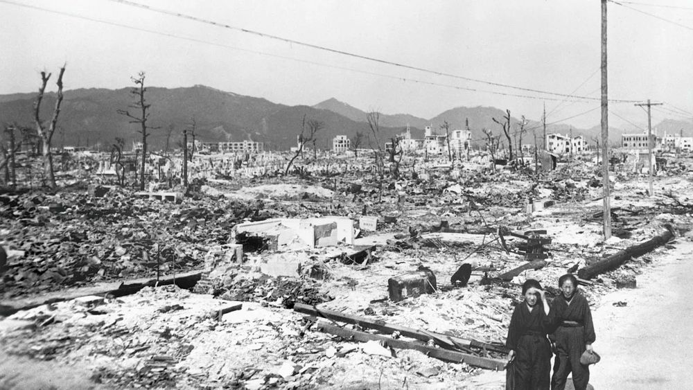 deux femmes devant des ruines