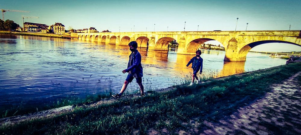Mes enfants marchent masqués le long de la Loire lors du COVID