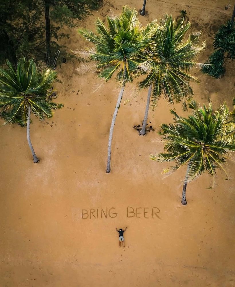 un homme sur une plage allongé avec message de détresse 