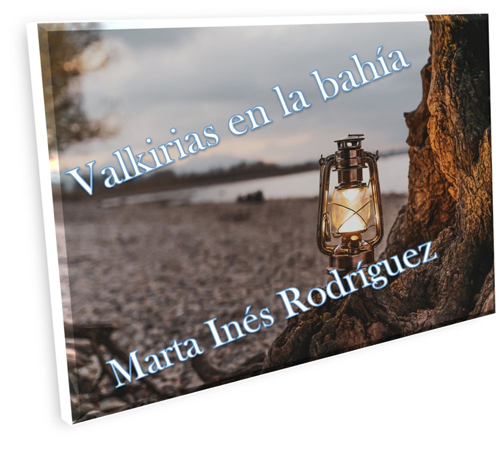 Fotografía de una playa al atardecer, difuminada. En primer plano, una lámpara antigua sobre unas rocas. En letras blancas: Valkirias en la bahía Marta Inés Rodríguez.