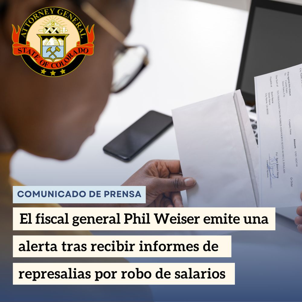 Una persona mirando su cheque de pago frente a una computadora. El texto dice: 