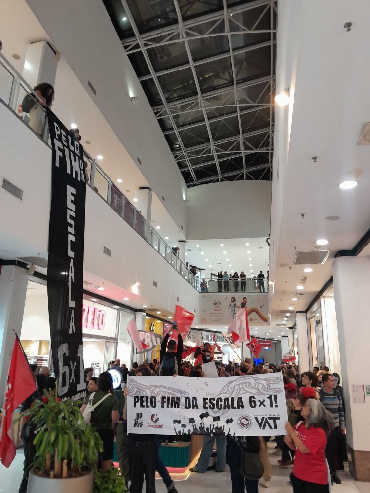foto de ato da unidade popular e movimentos relacionados dentro do shopping itaquera