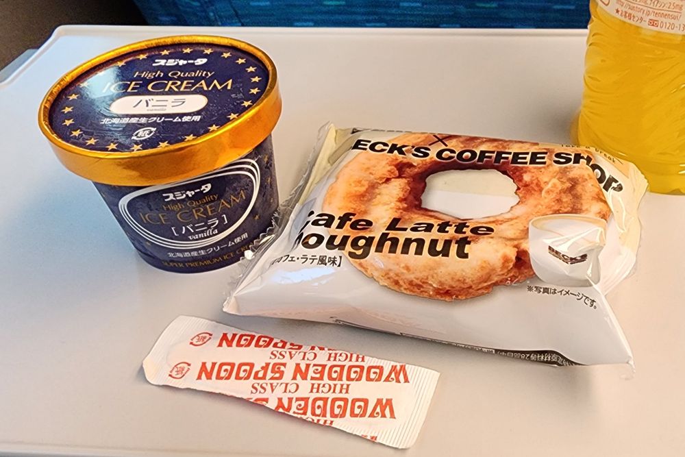 スジャータアイス(ｼﾝｶﾝｾﾝｽｺﾞｲｶﾀｲｱｲｽ)とNew Daysに売ってたドーナツ