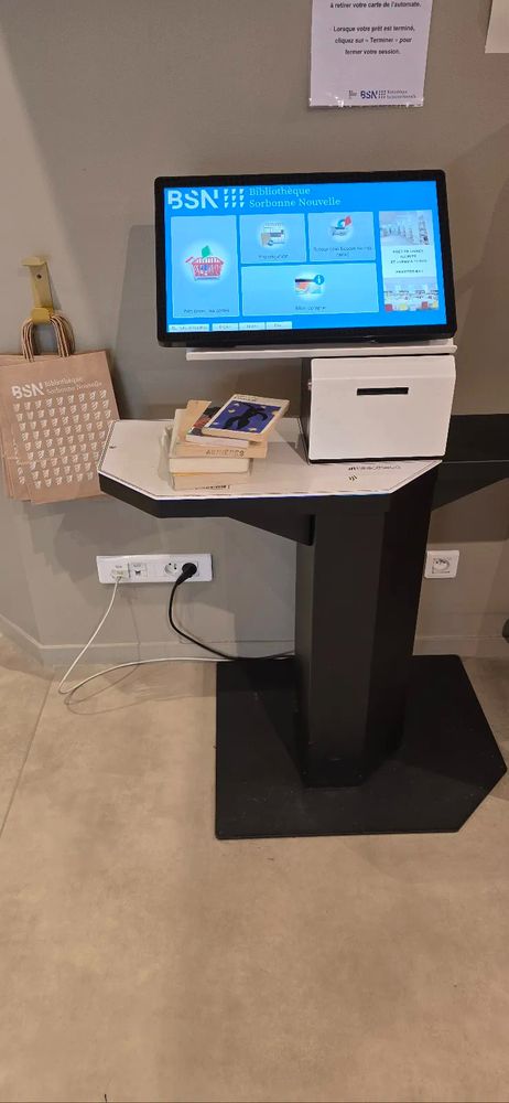 Un automate de prêt/retour de la BSN sur lequel des livres sont posés pour être passé en retour afin d'obtenir un quitus.