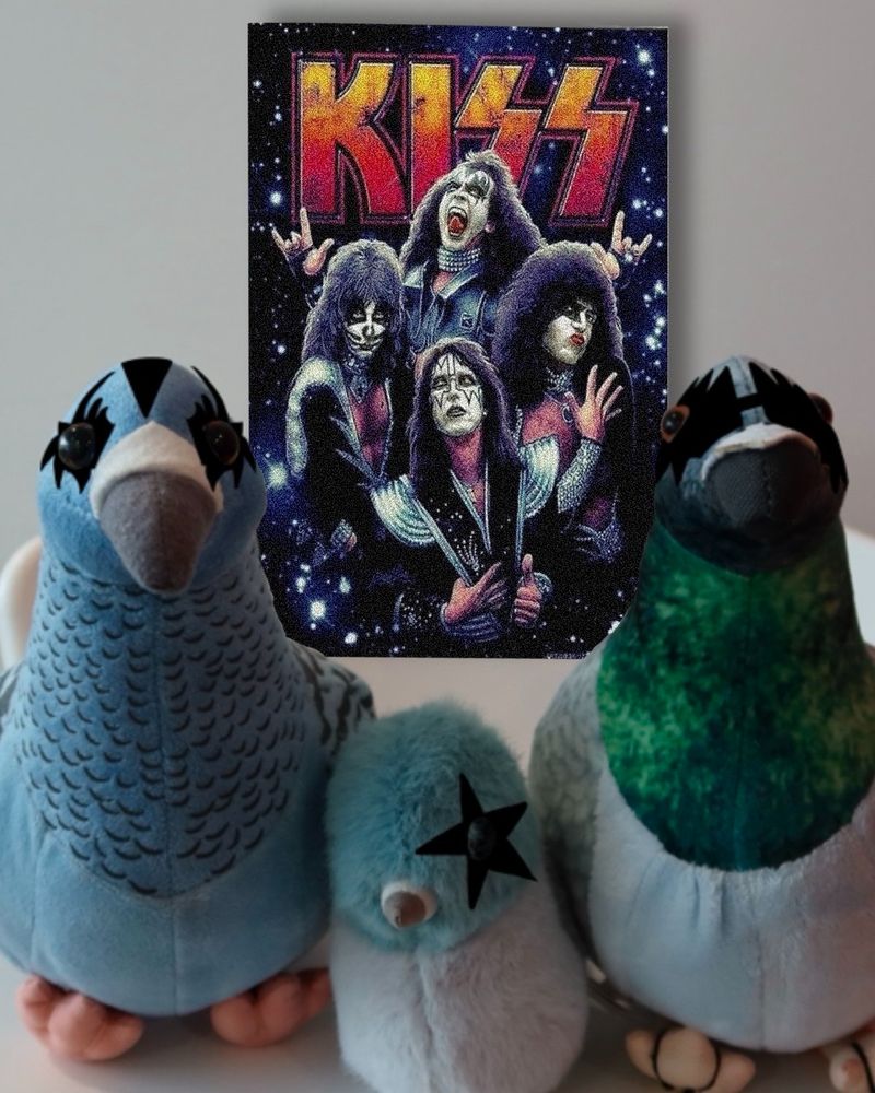 Les mascottes pigeon de la BSN déguisé avec le maquillage du groupe de métal Kiss, prêt à partir aux Hellfest !
