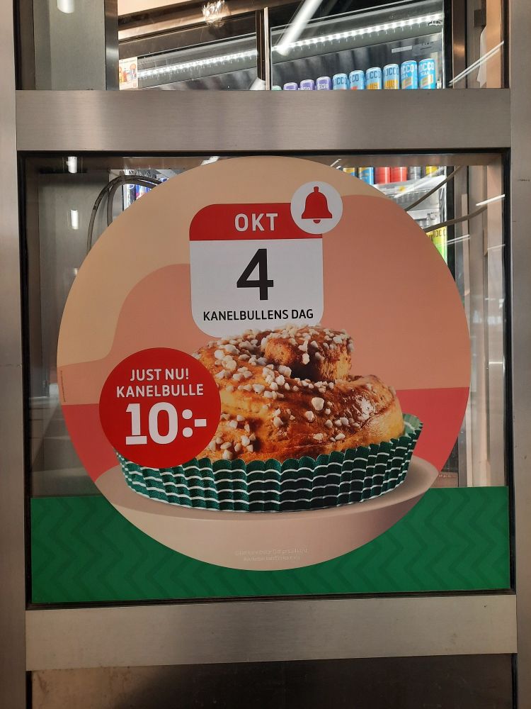Une affiche annonçant le kanelbullens dag. Un bulle coûte 10 couronnes suédoises dans ce magasin aujourd'hui.