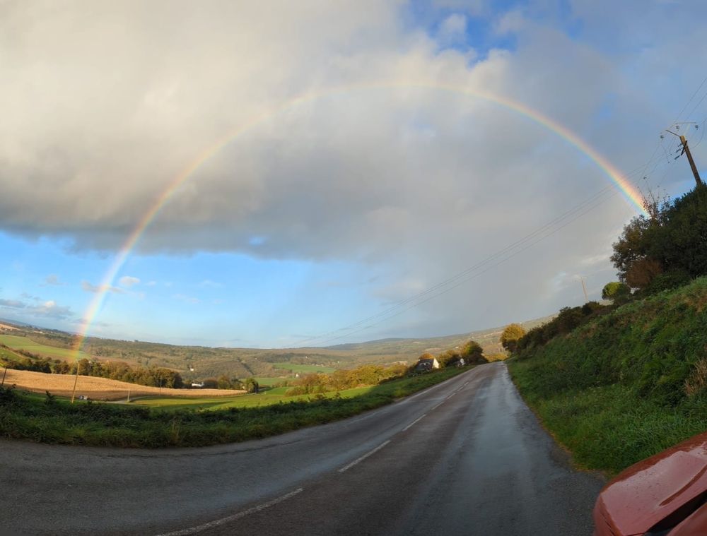 arc-en-ciel complet dans une vallée bretonne 