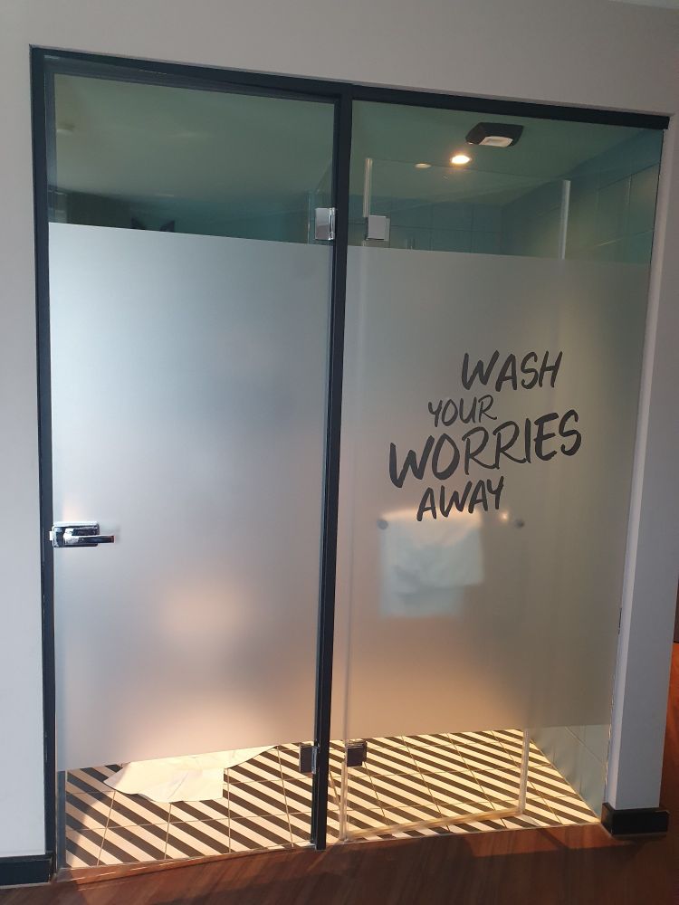 Hotelbadezimmer mit Glaswand